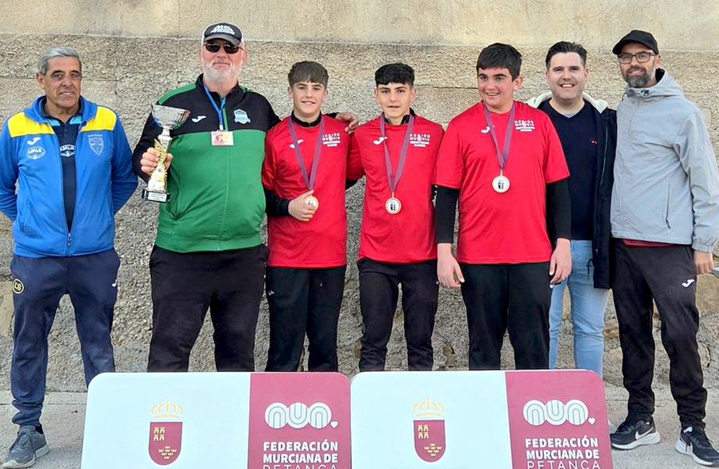 El equipo juvenil masculino del Club Petanca El Paret�n, Campe�n Regional en la modalidad de Dupletas